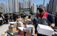 택배기사 배송 거부에 반품세례로 받아치고 있는 고덕동 아파트 주민들