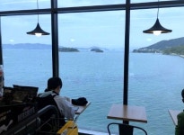 컵라면 먹으며 통유리창 너머로 볼 수 있는 남해 CU 편의점 바다뷰 클래스