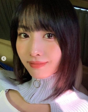 가슴 부분 뻥 뚫린 파격 스타일링으로 '섹시+성숙미' 뽐낸 트와이스 모모