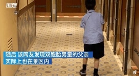 엄마 따라 여자 화장실 들어온 남자아이가 칸막이 아래로 훔쳐보고 있었어요