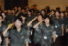 안 쓰는 초소 바닥에 모포 깔고 몰래 만나 사랑 키운 육군 소위 커플