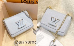 무더운 여름에 포인트로 메면 청량미 넘치는 루이비통  베이비 블루 트위스트백