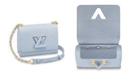 무더운 여름에 포인트로 메면 청량미 넘치는 루이비통  베이비 블루 트위스트백