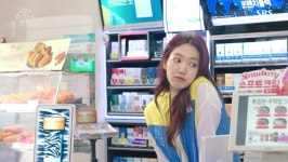 비어 있는 진열대 냉장칸에 개인 음식 보관하는 어느 GS25 편의점 알바생