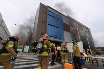 이천 쿠팡 '물류센터 화재' 진압 중 탈진해 병원 이송된 소방관
