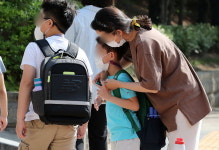 인천 학익동 한 초등학교서 확진자 23명 발생···3천명 전수 검사 실시