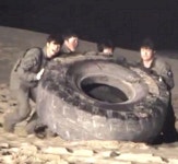 250kg 타이어 미는 데스매치 후 팀원들에 마사지 해준 강철부대 박군 (영상)