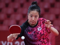 33도 폭염에도 방역복+페이스 실드 풀 장착하고 공항에 나타난 06년생 탁구 신동 신유빈