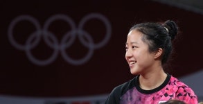 33도 폭염에도 방역복+페이스 실드 풀 장착하고 공항에 나타난 06년생 탁구 신동 신유빈