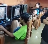 PC방 침수돼 허리까지 물 차오르는데도 레벨 업 한다며 마우스 놓지 않는 소년들 (영상)