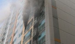 아파트 화재 피해 7층서 추락한 20대, 이웃이 이불로 받아냈다 (영상)