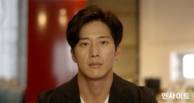 이완, 6년 만에 스크린 복귀... 영화의 거리로 츤데레 매력 발산