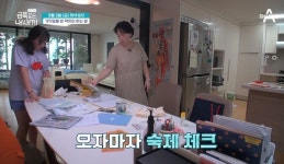어린 딸 공부하는지 감시하려 집에 CCTV 설치해놓고 실시간 지켜보는 엄마 (영상)