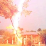 천둥·번개 촬영하던 남성이 시력 포기하고 건진 벼락이 내리치는 순간 (영상)