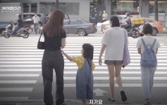횡단보도서 손잡고 같이 길 건너달라는 소녀의 부탁에 시민들이 보인 반응 (영상)