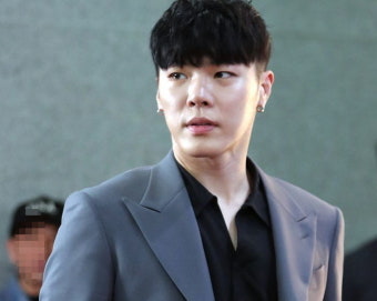 '프로포폴 상습 투약' 휘성, 2심서도 집행유예