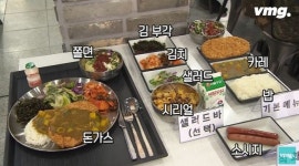 기자들이 취재하러 온날 육군 32사단 취사병들이 만들어 내놓은 급식 수준