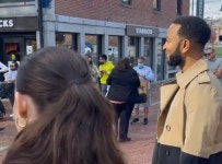 팝스타 존 레전드가 자기 노래 듣는 거 발견하고 떨림 꾹 참고 노래 부른 무명 여가수 (영상)