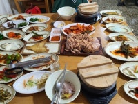 11000원짜리 보쌈 정식 시켰는데 고급 한정식 한상이 나왔습니다