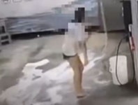 고압 호스로 몰래 샤워하고 사라진 역대급 세차장 빌런 여성 (영상)