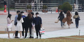 백신 접종 안했다고 등록금 낸 학생들 도서관 이용 못하게 막는 일부 대학들