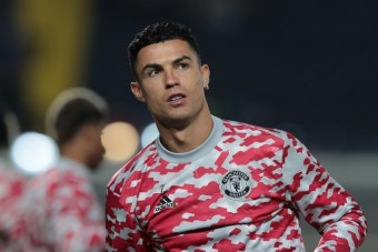 경기장 난입해 호날두 껴안고 유니폼 득템했다가 '벌금 400만원' 물게 된 11살 소녀