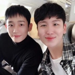 7살 어린 '몸짱' 남동생과 훈훈 투샷 남기며 '우월한 유전자' 과시한 정해인
