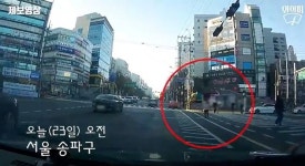 서울 도로 한복판서 아무도 못 가! 외치며 출근길 차량 가로막은 빌런녀 (영상)