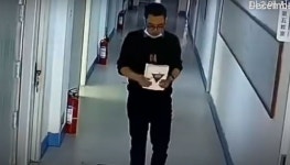 학생들에게 밝은 모습만 보여주고 싶었던 선생님이 교실 문앞에서 보인 뭉클한 행동
