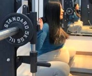 임신 8개월 만삭에도 근손실올까봐 헬스장서 바벨들고 근력운동 하는 헬스 중독 임신부 (영상)