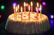 친구 생일 케이크 배달 부탁한 고객 대신 촛불 붙여 축하 노래 불러준 라이더