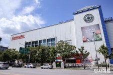 지금 홈플러스 가면 설탕 뿌린 것처럼 달달한 제철 생딸기 싼값에 살 수 있다