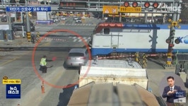 신호수+차단기 무시하고 철도 건널목 지나다 달리는 열차와 충돌한 SUV (영상)