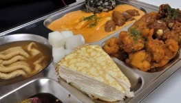 3가지맛 치킨+로제떡볶이+크레이프 케이크...레스토랑 뺨치는 청도고 급식 퀄리티