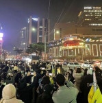 크리스마스 장식 인증샷 찍으려는 사람들로 가득찬 어젯밤 명동 신세계 본점 앞 상황