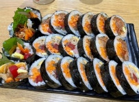 김밥 먹고 장염걸렸다며 돈 내놔라 협박한 손님 때문에 엄마가 충격받고 쓰러졌습니다