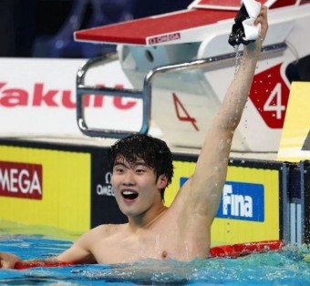'수영괴물' 황선우, 쇼트코스 세계선수권 200m 금메달...첫 메이저 우승