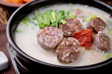 깍두기 대신 오이피클 함께 먹으면 꿀맛인 전라도 광주 크림순대국밥