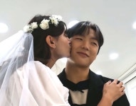 가상 결혼한 아내와 뜨밤을 위한 커플 운동 배운 래퍼 래원 (영상)
