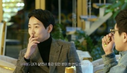 자기 카페에 호감녀 데려와 직접 만든 요리 대접하며 직진한 러브캐처 포르쉐남 (영상)