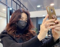 남편 재산 2조 있는데...이영애가 누렇게 변색된 듯한 폰케이스 쓰자 팬들이 보인 반응