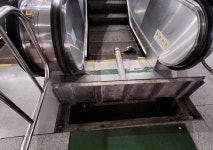 금촌역 에스컬레이터 바닥 열린 사고로 양발 으스러졌는데 피해자 탓하는 업체