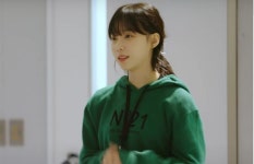 편한 후드티 입고 머리 대충 묶어도 순정만화 속 비주얼 뽐내는 에스파 윈터 (영상)