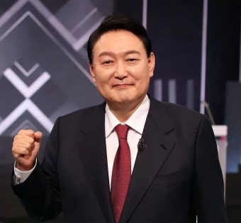문재인 대통령, 윤석열 당선인과 통화...