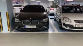 BMW·머스탱...어려운 청년에 제공된 행복주택 주차장에 떡하니 주차된 고급 외제차들 (영상)