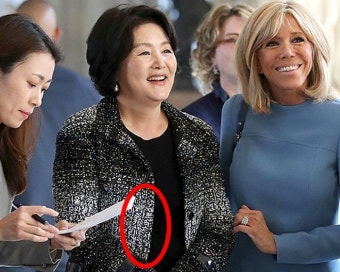 인천공항 전시됐다는 김정숙 샤넬 '한글 재킷', 프랑스 방문 때와 다른 옷