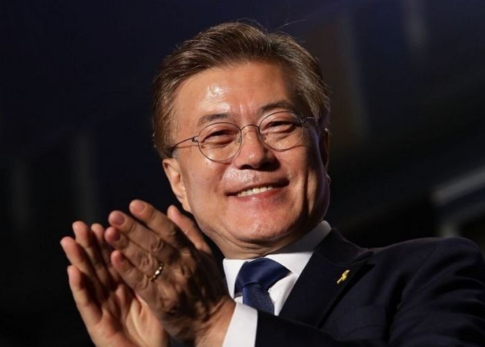문재인 전 대통령, 경기도청 방문 소식 전해져 평화를 상징하는 기념품 전달