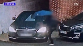 딸 혼자 타 있는 차에 모르는 남자가 다가와 무차별 발길질 했습니다 (영상)