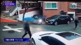 딸 혼자 타 있는 차에 모르는 남자가 다가와 무차별 발길질 했습니다 (영상)