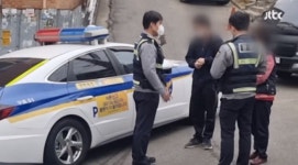 딸 혼자 타 있는 차에 모르는 남자가 다가와 무차별 발길질 했습니다 (영상)